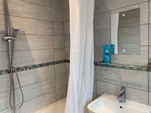 Haartrockner, Handtücher, Seife, Toilettenpapier