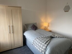 Iron/ironing board, WiFi, bed sheets