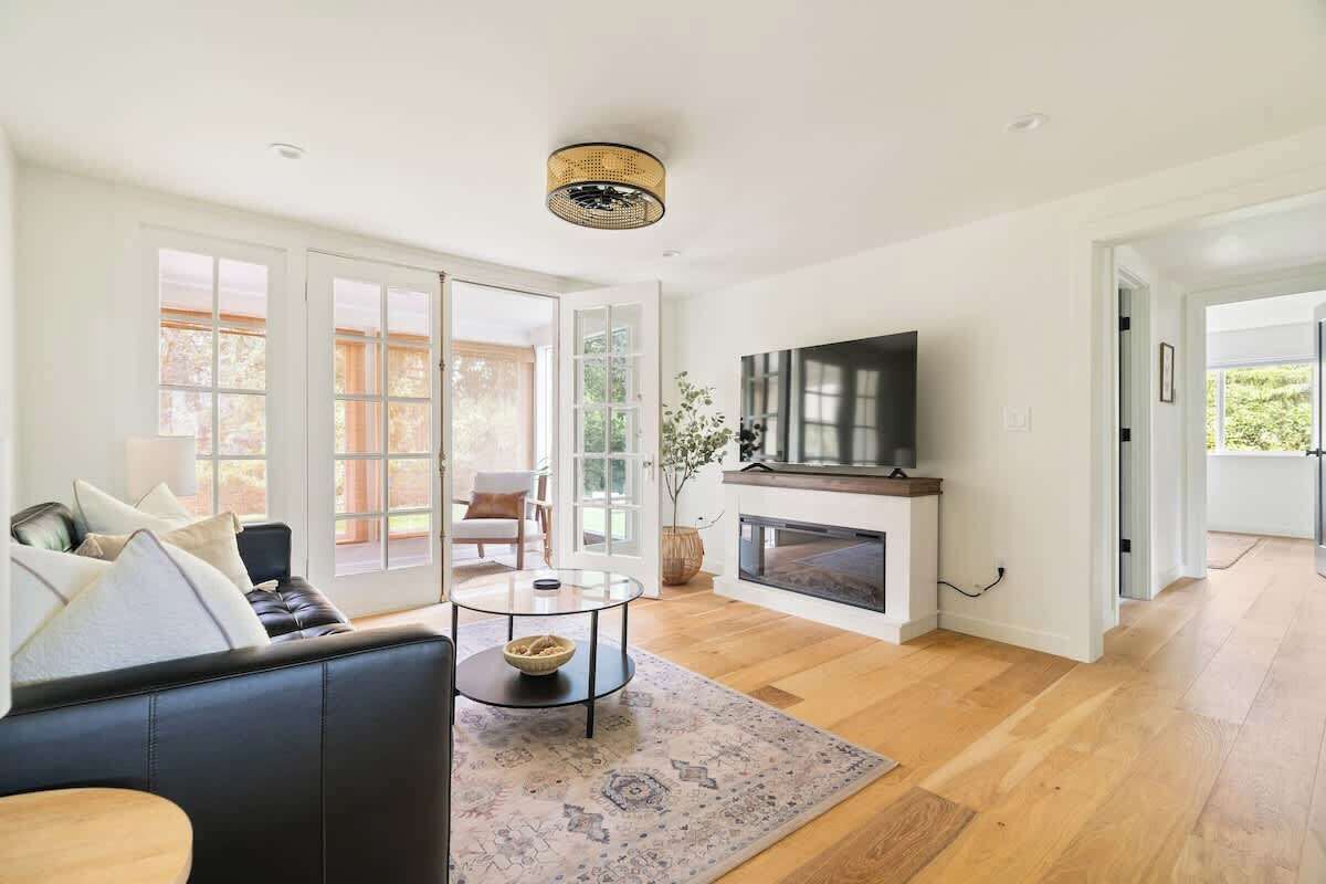 Contemporary Camas Retreat With Guest Suite - Gresham, OR