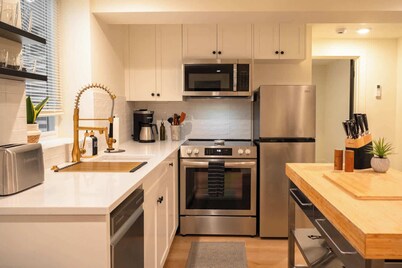 Contemporary Camas Retreat with Guest Suite