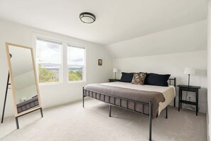 5 bedrooms, travel cot, WiFi, bed sheets