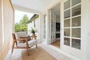 Terrace/patio - Contemporary Camas Retreat with Guest Suite (Camas)