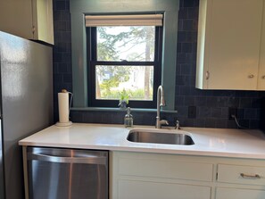 Refrigerador, parrilla de estufa y cafetera y tetera 