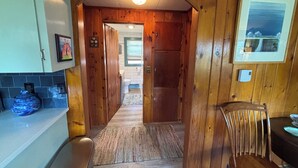 Un interior de madera con un pasillo que conduce a un baño.