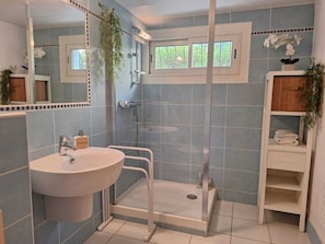 Douche, sĂšche-cheveux, serviettes fournies, savon