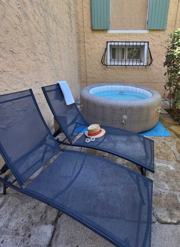 Terrace/patio - Le jardinet d'Emma - Ground floor apartment with jacuzzi, parking, quiet location (Arles)