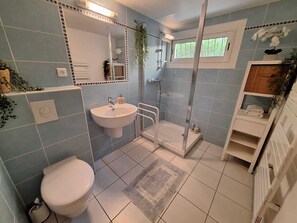 Dusche, Haartrockner, Handtücher, Seife