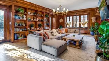 Televisie en een open haard