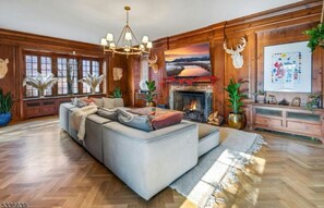 TV, fireplace