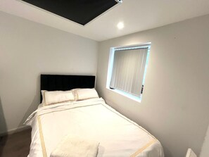 1 habitación, tabla de planchar con plancha, wifi gratis y ropa de cama 