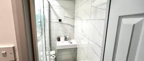 Serviettes fournies, savon, papier de toilette