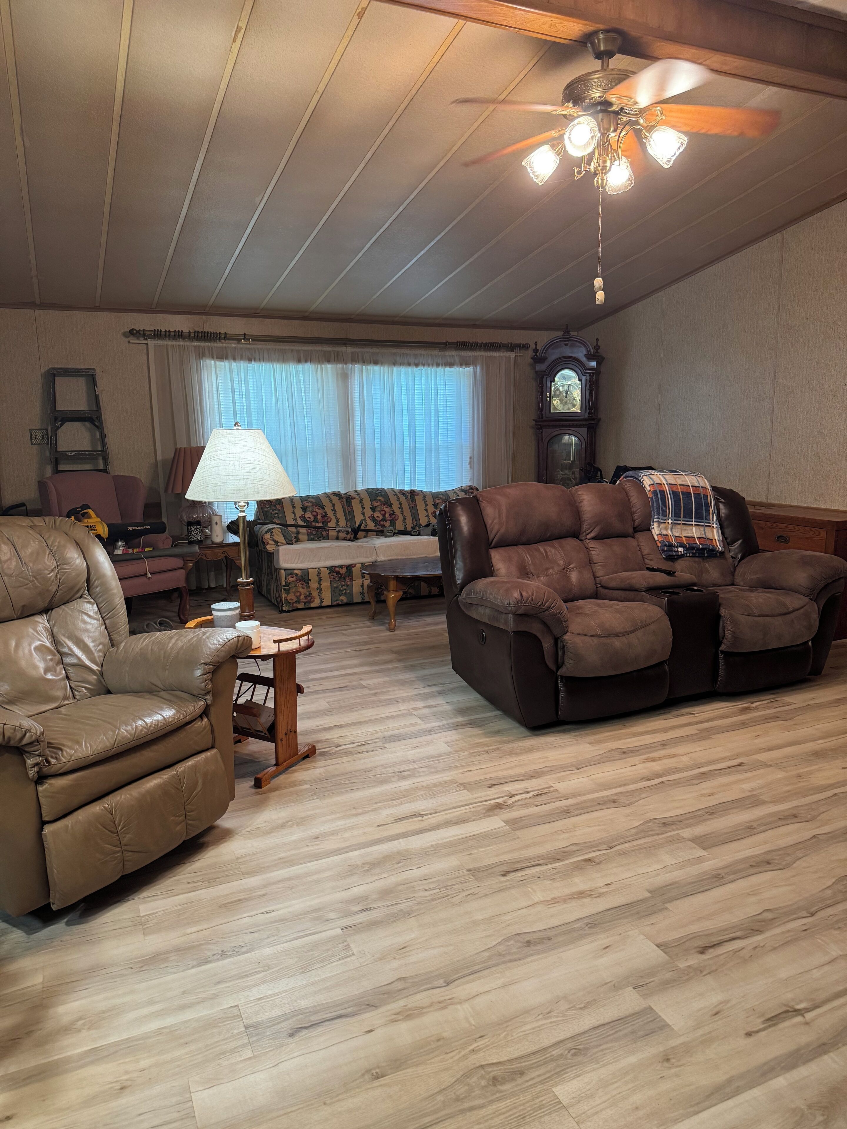 Televisión y chimenea 