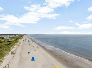 Nær stranden, solsenger og strandhåndklær