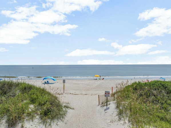 Plage à proximité, chaises longues, serviettes de plage