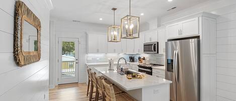 ثلاجة، ميكروويف، فرن، موقد طهي مسطح