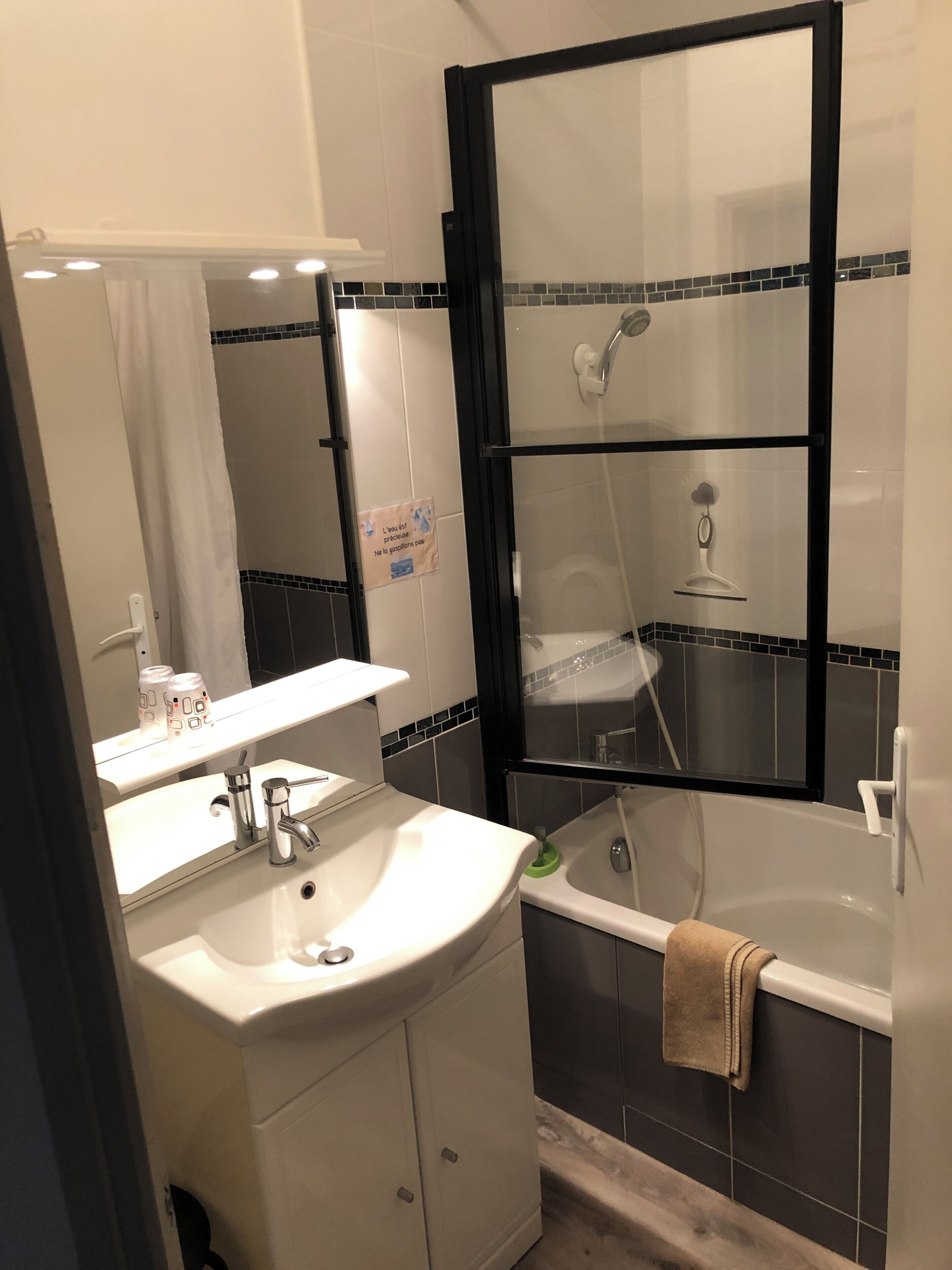Een douche, een haardroger, handdoeken, toiletpapier