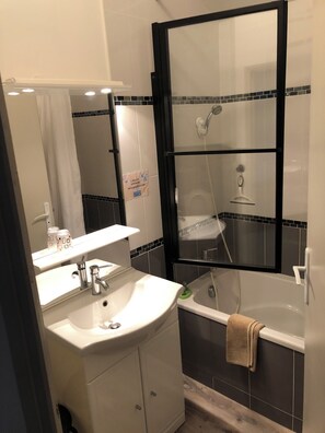 Dusche, Haartrockner, Handtücher, Toilettenpapier