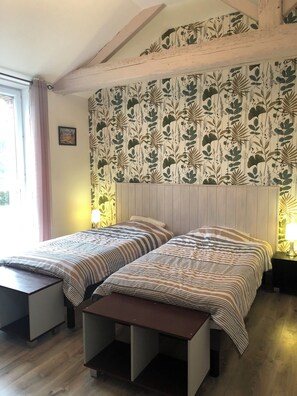 3 bedrooms, iron/ironing board, internet, bed sheets