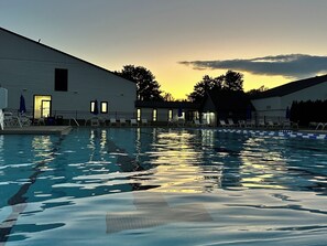 Inomhuspool och utomhuspool