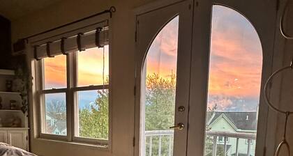 Stunning townhome just a short walk from Saratoga Lake & resort like amenities!