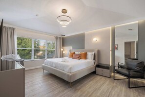 6 bedrooms, desk, iron/ironing board, travel crib
