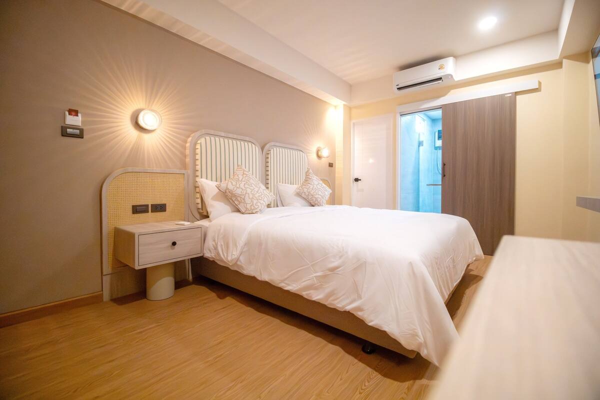 Habitación Deluxe doble, 1 cama de matrimonio grande, sin ventanas | Cortinas opacas y wifi gratis