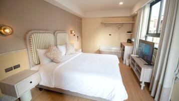 Deluxe Double Room, 1 King Bed, Balcony | Free WiFi, bed sheets