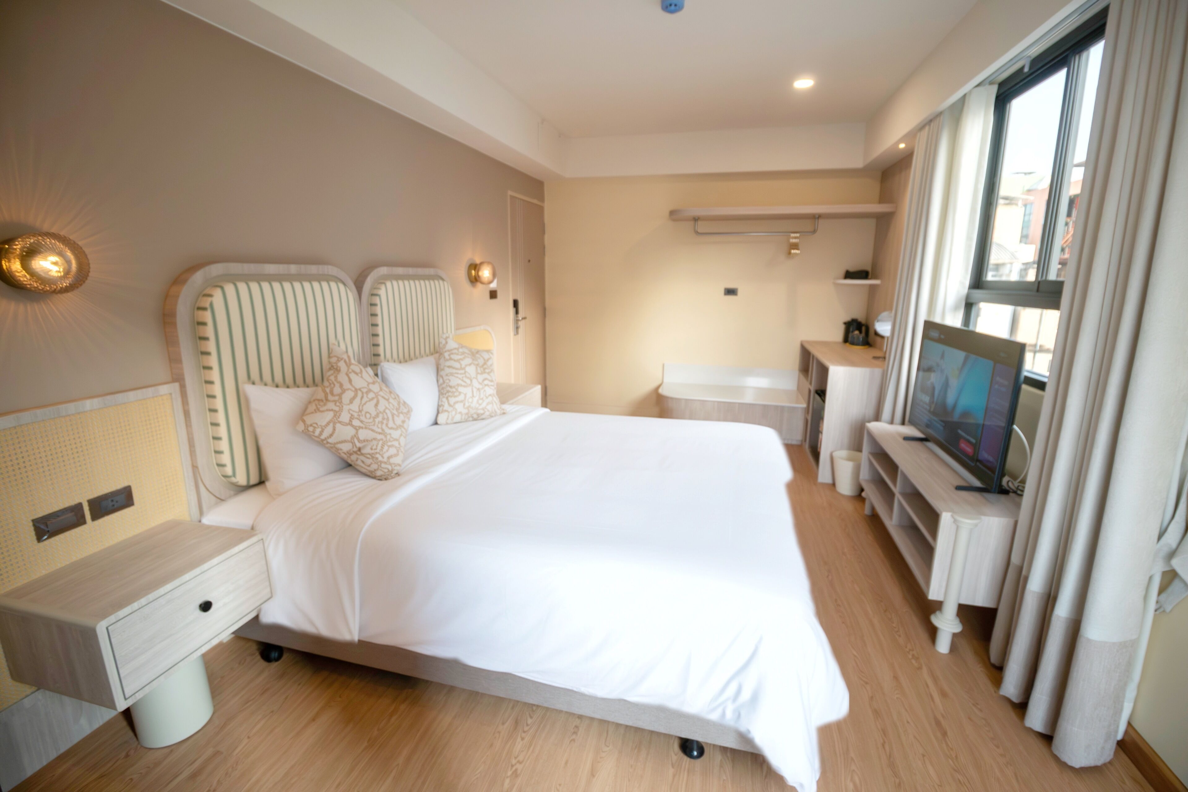 Habitación Deluxe doble, 1 cama de matrimonio grande, balcón | Cortinas opacas y wifi gratis