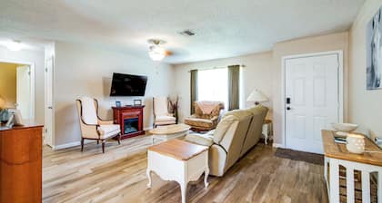 Explore Weeki Wachee Springs: Pet-friendly Home