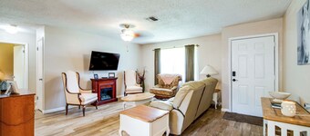 Explore Weeki Wachee Springs: Pet-friendly Home