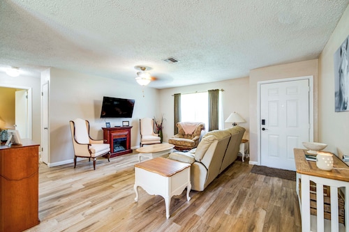 Explore Weeki Wachee Springs: Pet-friendly Home