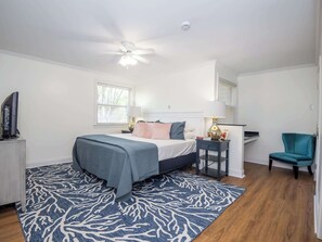 3 bedrooms, desk, iron/ironing board, WiFi