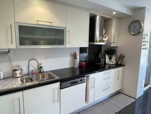 ثلاجة، ميكروويف، فرن، غسالة أطباق