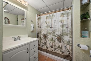 Shower, towels - Surfcaster 103 (Ocean City)