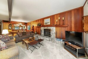 Fernseher, Kamin, Stereoanlage