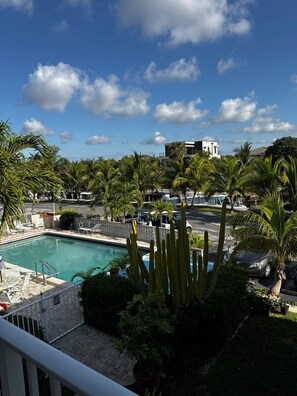 Una piscina al aire libre