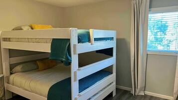 Escritorio, tabla de planchar con plancha, wifi gratis y ropa de cama