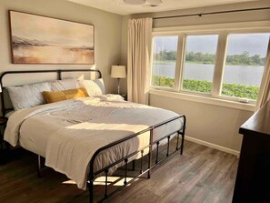 4 habitaciones, escritorio y tabla de planchar con plancha