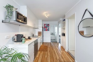 ثلاجة، ميكروويف، فرن، موقد طهي مسطح