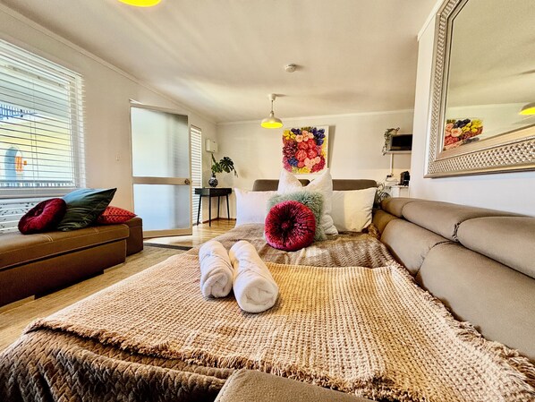 Smart TV, fireplace