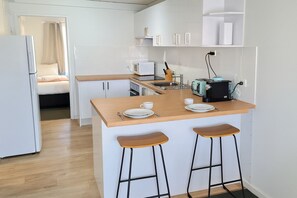 冷蔵庫、電子レンジ、オーブン、コンロ