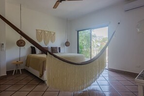 2 bedrooms, desk, WiFi, bed sheets