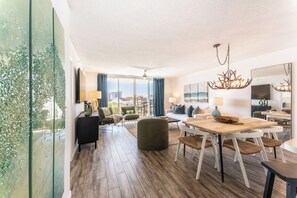 Smart TV - Walking Distance to Beach, 4 Pools, Beach Cafe "Destination Sunshine" (Destin)