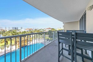 Outdoor dining - "Destination Sunshine" New Reno! Private Beach Access, 4 Pools, Beach Cafe (Destin)