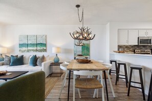 Dining - "Destination Sunshine" New Reno! Private Beach Access, 4 Pools, Beach Cafe (Destin)