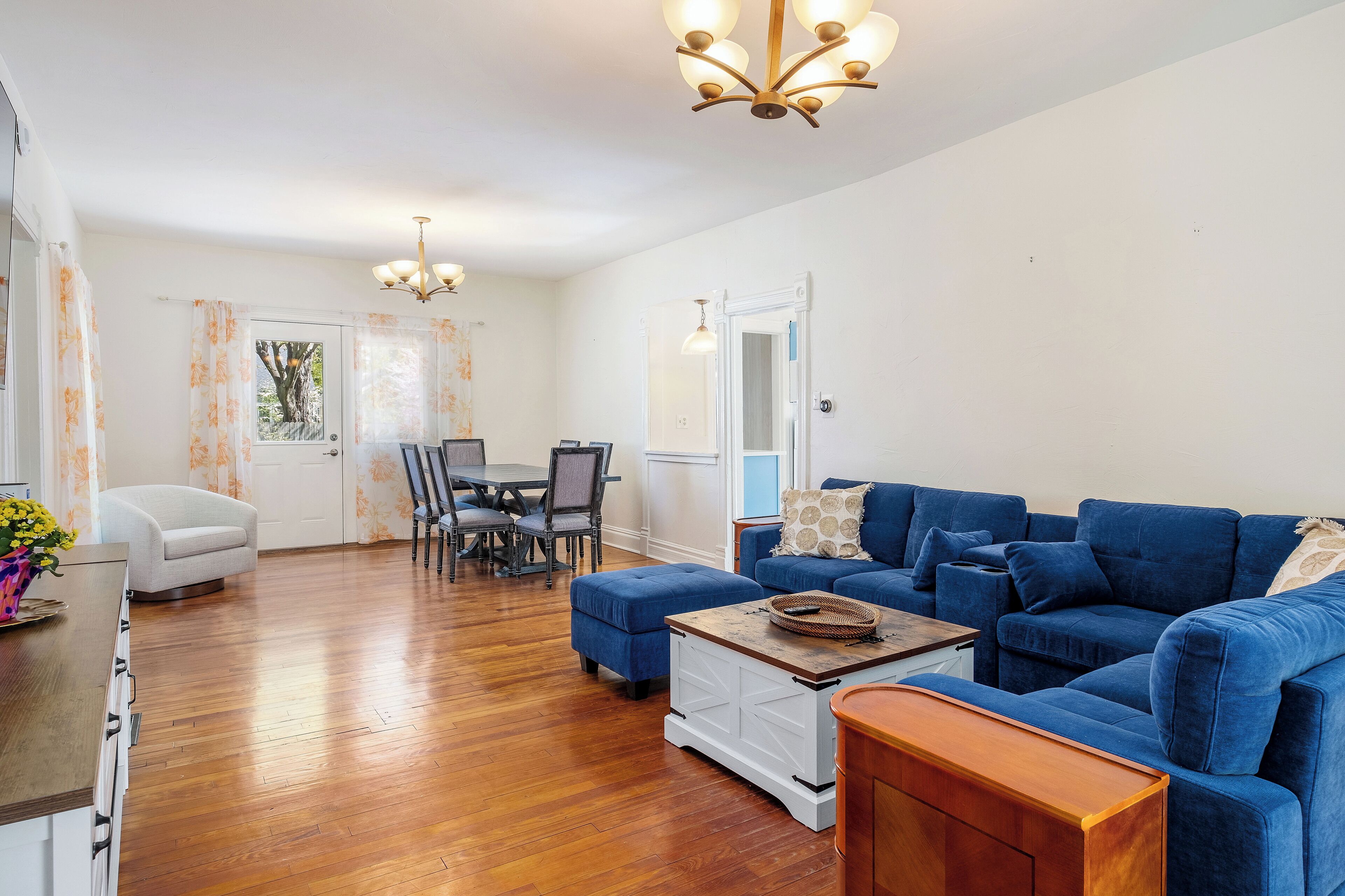 Spacious 5 Bedroom House With A Pool &Hot Tub Walk Away From Lake Michigan - South Haven, MI