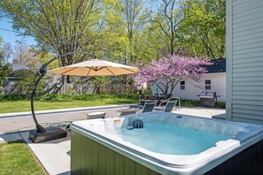 Terrace/patio - Spacious 5 bedroom house with a pool &hot tub walk away from Lake Michigan (South Haven)