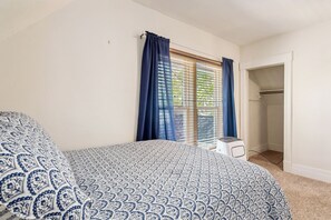 5 bedrooms, iron/ironing board, WiFi, bed sheets