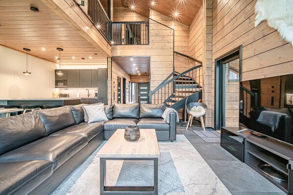 Smart TV, fireplace