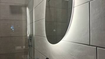 Douche, sĂšche-cheveux, serviettes fournies, savon